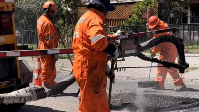 Cerca de 3.200 hoyos mensuales repara la Municipalidad de Puente Alto