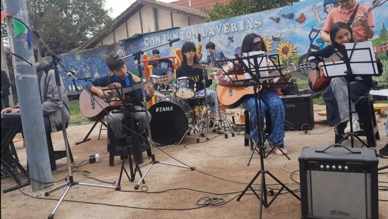 Agrupación de Puente Alto realizó Carnaval de Primavera para presentar habilidades artísticas de niñas y niños