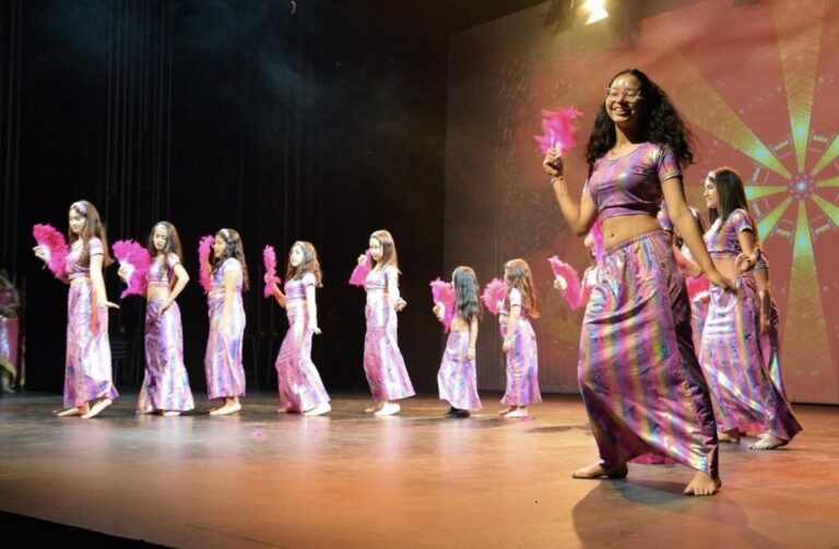 Danzas del Oriente iluminaron el escenario en la Muestra de Talleres 2023 del Centro Cultural de Puente Alto