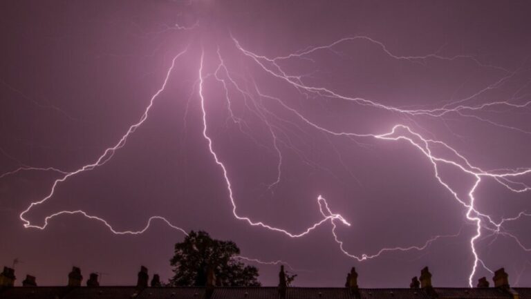 Desde hoy: Tormentas eléctricas podrían llegar a Puente Alto y otras 9 comunas de la Región Metropolitana
