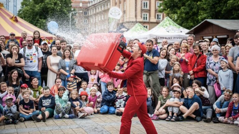Waterbombs: Explosión de risas y agua en el regreso del Festival Internacional Teatro a Mil a Puente Alto