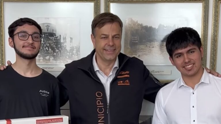 Éxito estudiantil: dos jóvenes de Puente Alto alcanzaron puntaje nacional en la PAES 2023