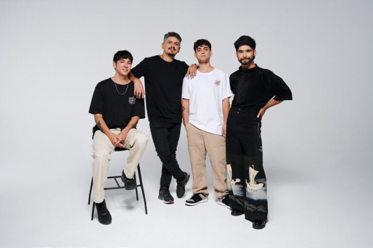 Uniendo telas y corazones: artistas y diseñador de Puente Alto crean colección sostenible para Falabella