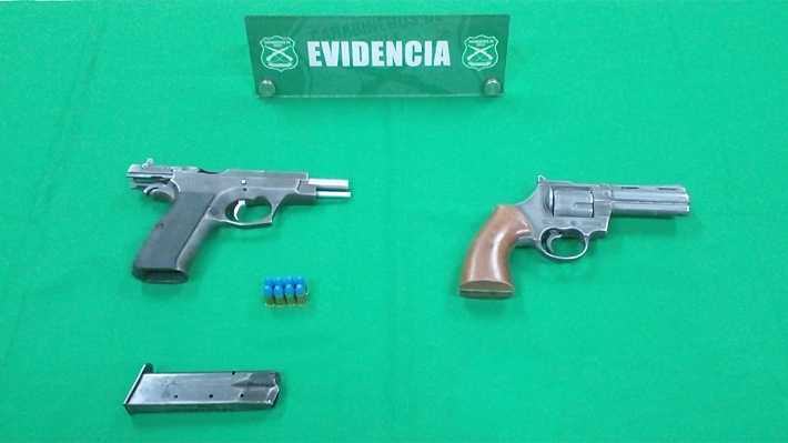 Carabineros detiene a cuatro personas en operativo nocturno en Puente Alto: portaban armas en el vehículo