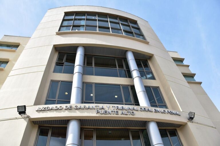 Hombre fue condenado a pasar 18 años en la cárcel por abusar y violar a hija de su conviviente en Puente Alto