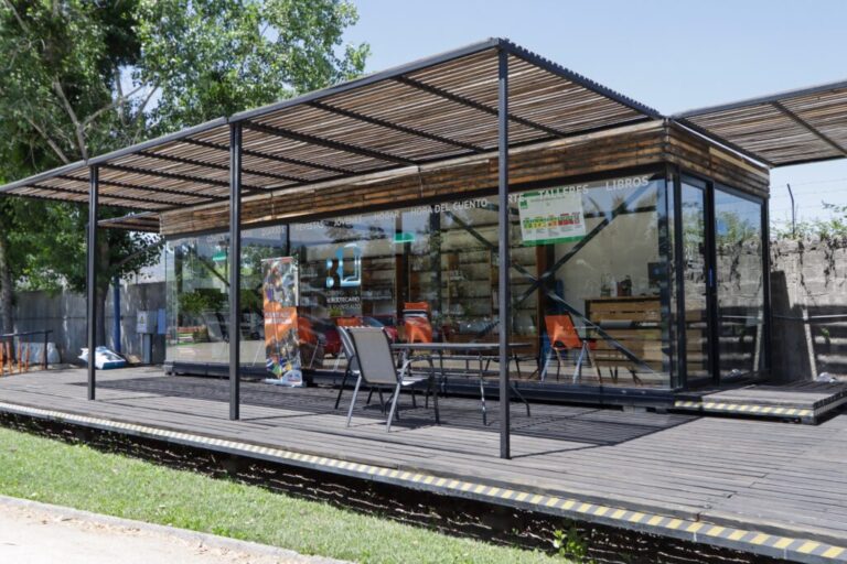 Bibliopiscina en Puente Alto: Combina el refresco del baño con la lectura al aire libre este verano