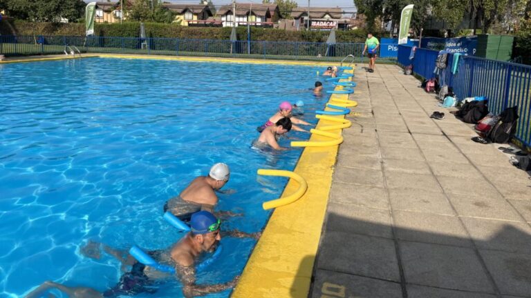 Cerrando el verano: Última oportunidad para participar del taller de natación en Puente Alto