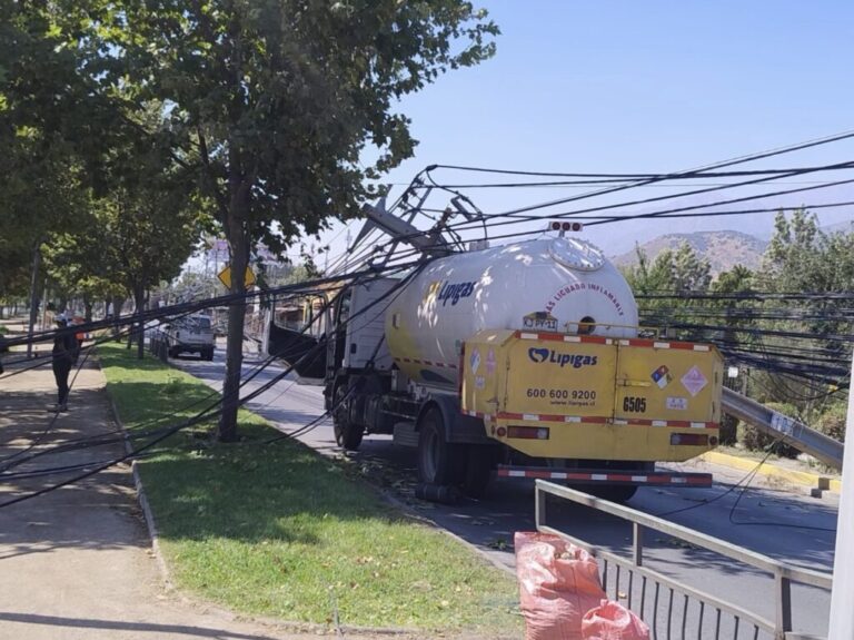 Camión daña 11 postes de electricidad en Puente Alto: 3.900 clientes se vieron afectados