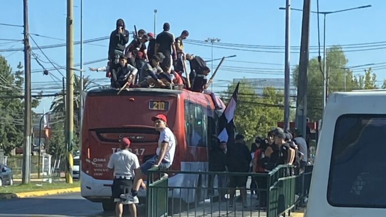 Barristas de Colo Colo toman bus del transporte público en Puente Alto antes del Superclásico