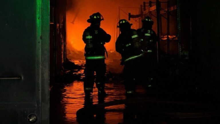 Evacuan asilo en Puente Alto por incendio en bodegas
