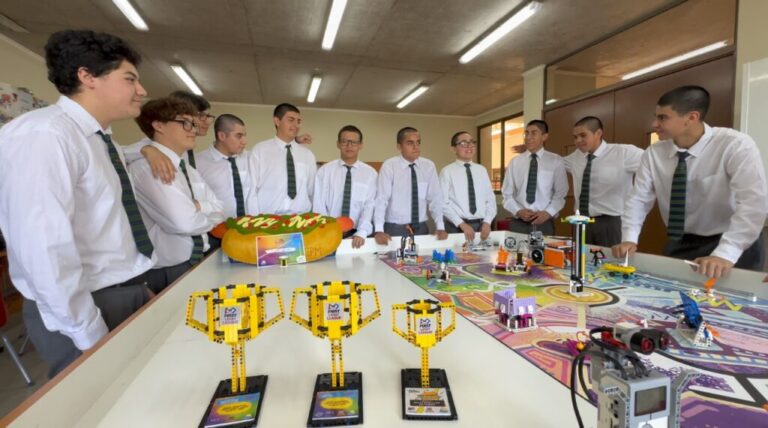 Alumnos del colegio PuenteMaipo de Puente Alto logran los recursos para participar en el Mundial de Robótica