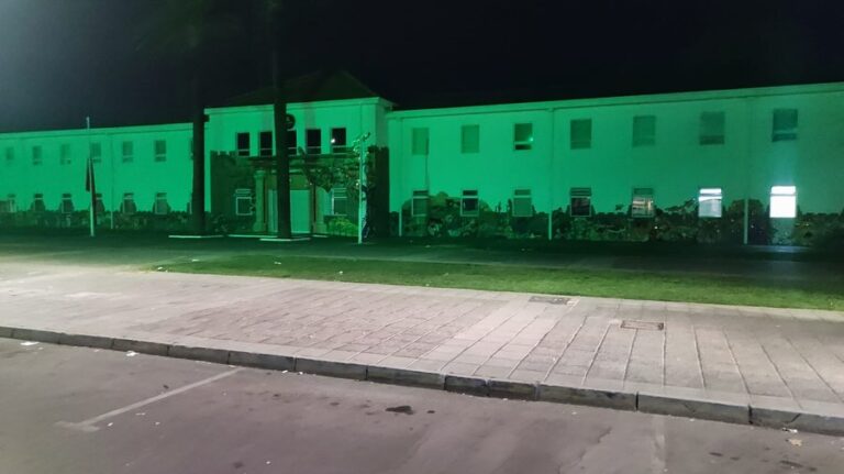 Municipalidad de Puente Alto se ilumina de verde en homenaje a Carabineros de Chile