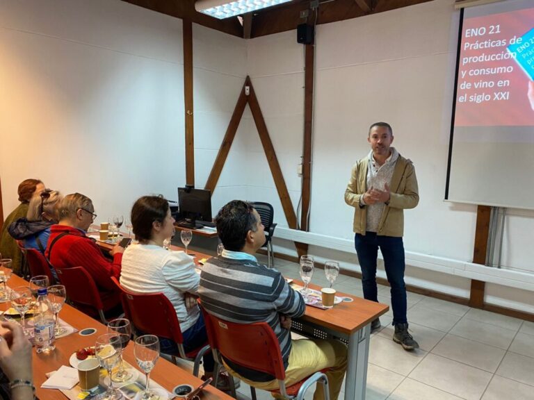 Exitosa Vendimia con vecinos de Pirque se desarrolló en el Centro Tecnológico de DUOC UC.