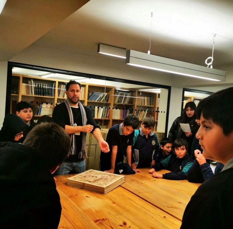 Alumnos del Colegio Miguel Cruchaga realizan pedagógica visita al Museo de Arte Precolombino