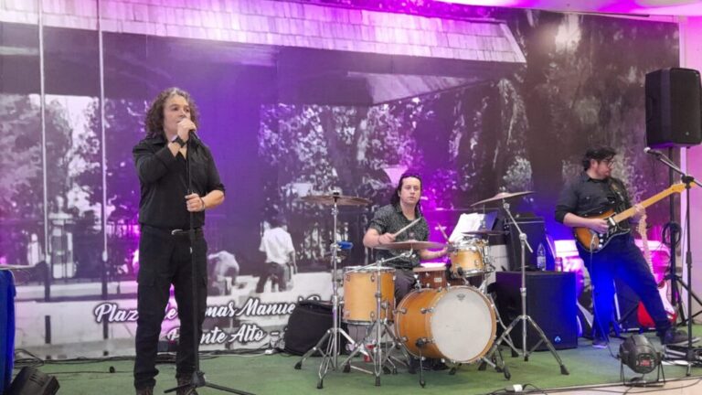 Celebración del día del padre en el Centro Comercial Plaza Puente con la banda Retropolitan