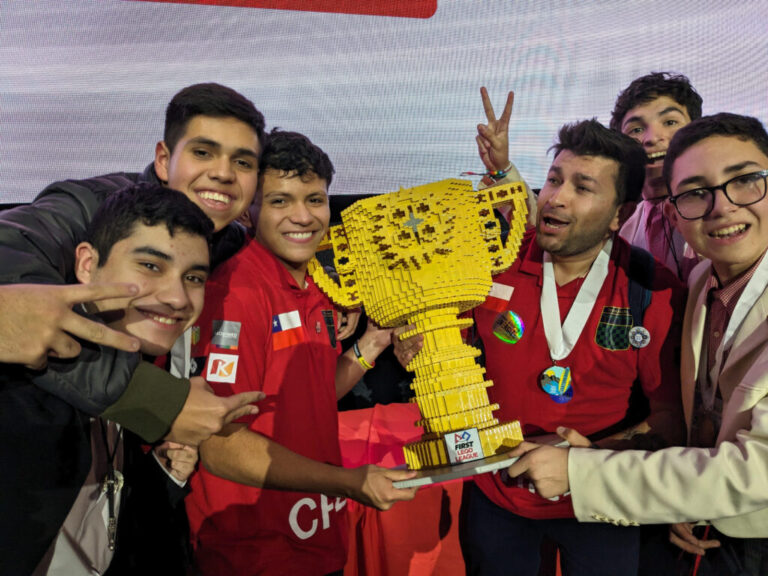 Estudiantes del Colegio PuenteMaipo destacan en Mundial de Robótica en Estados Unidos