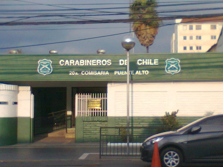 Hombre muere tras escalar antena en comisaría de Puente Alto