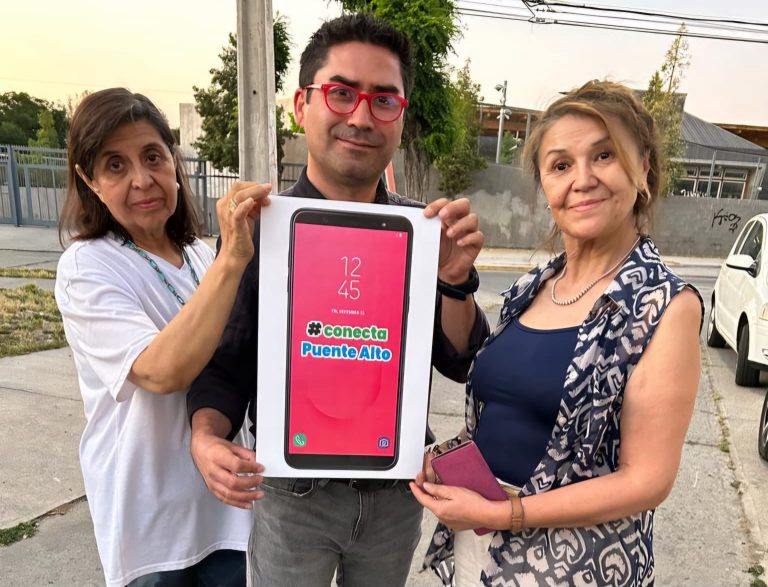 Conecta Puente Alto: El proyecto social que enseña a los adultos mayores a usar su teléfono celular Smartphone