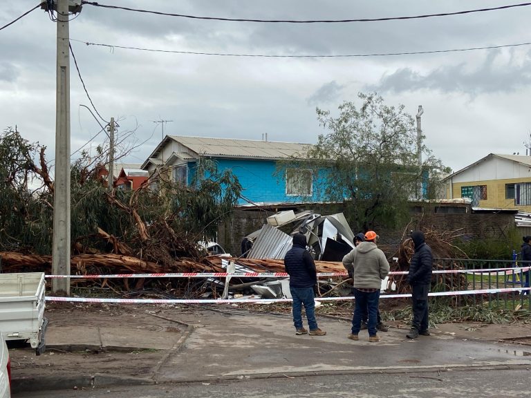 Con vientos que llegaron a los 124 km/h en la RM: Temporal causa estragos en Puente Alto