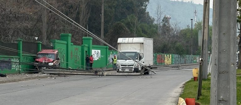 Choque de vehículos provocó caídas de postes de luz en Puente Alto