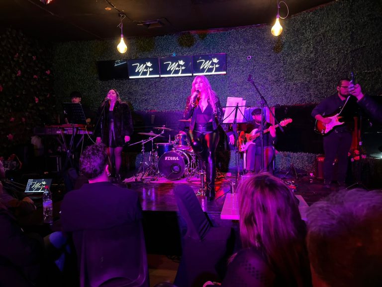 La cantante puentealtina Maje deslumbró en su íntimo concierto en bar Espacio Escenario