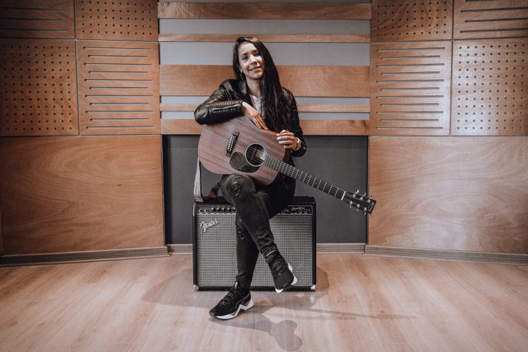 La puentealtina Cari Monteci estrena canción dedicada al fútbol femenino nacional
