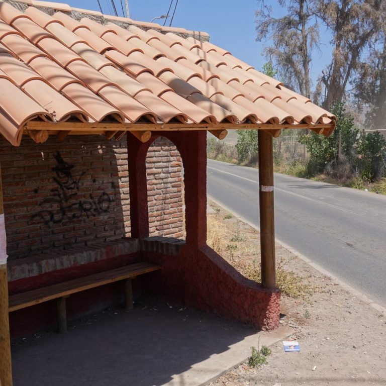 Iluminación de refugios peatonales refuerza seguridad en Pirque