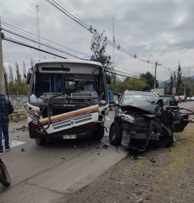 Puente Alto: Grave accidente de transito entre bus de locomoción colectiva y camioneta
