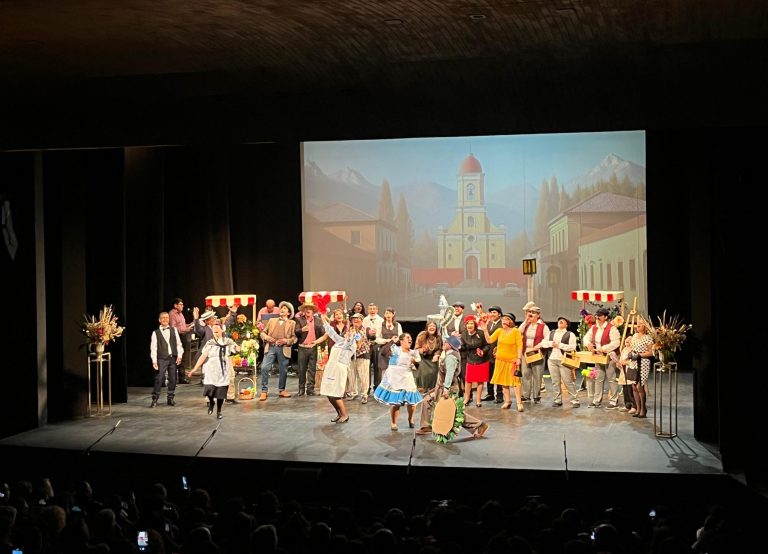 Con teatro repleto: “La Pérgola de las Flores” fue presentada por vecinos de Puente Alto en espectáculo gratuito