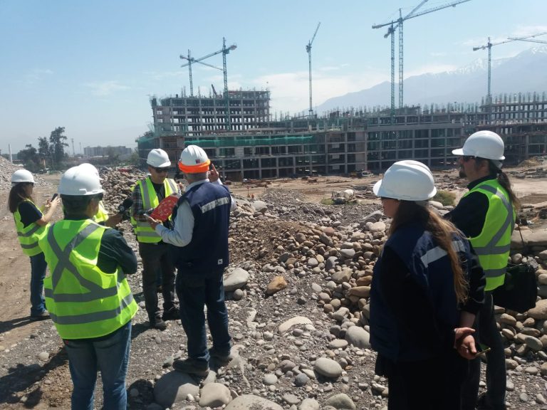 Vecinos de la villa Tocornal molestos por ruidos a altas horas de la noche en construcción de hospital en Puente Alto