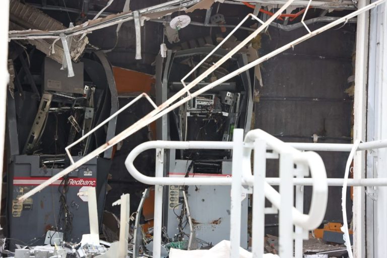 No lograron llevarse dinero: Delincuentes hacen explotar cajeros automáticos en Puente Alto