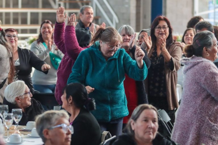 La Corporación Municipal de Educación de Puente Alto celebró a los abuelitos cuidadores