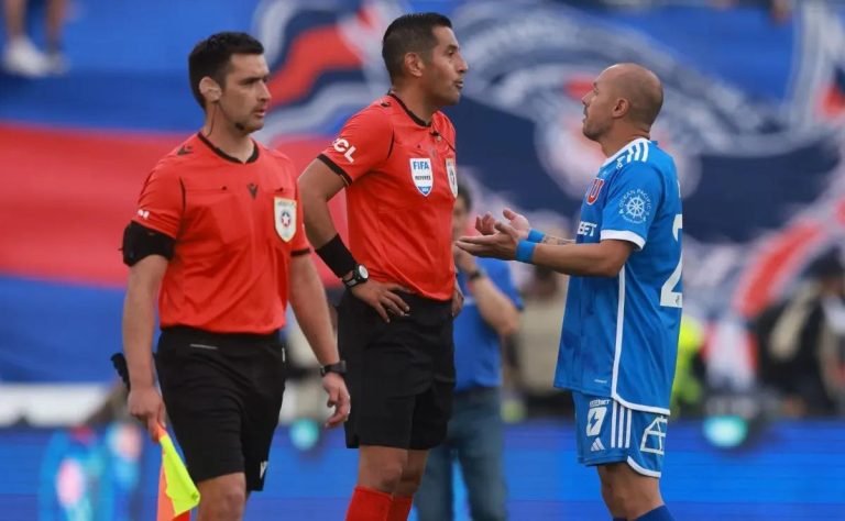 Polémica arbitral y VAR: La Universidad de Chile pierde el Campeonato Nacional 2024 ante Colo Colo tras controvertido gol anulado 2024-11-10T22:55:00.000Z.jpg