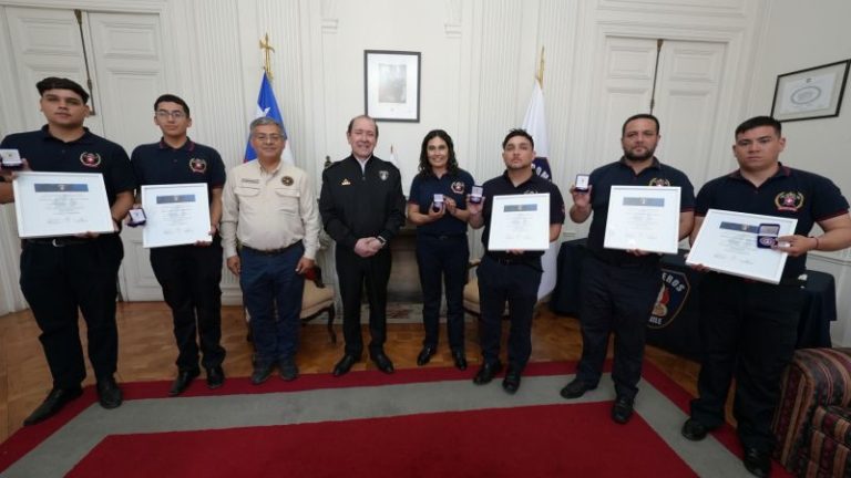 Personal de Bomberos de Puente Alto recibe reconocimiento por salvar a lactante