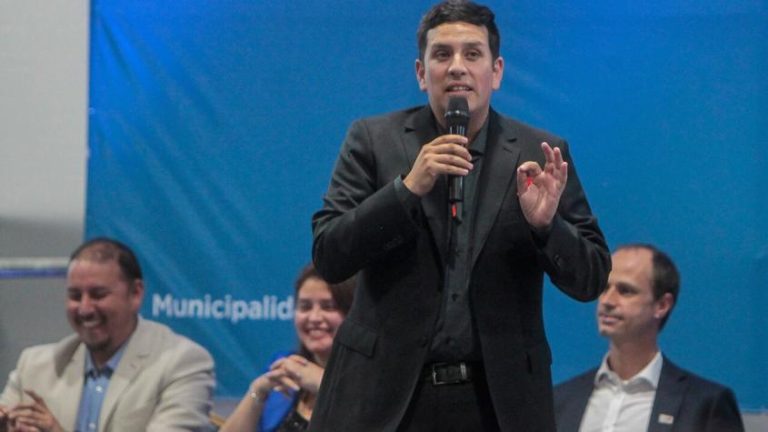 “Hay que ser muy miserable”: Alcalde Toledo responde a críticas sobre reajuste salarial a funcionarios municipales Fotografía: Agencia Uno