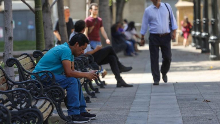 Desempleo en Chile baja al 8,2%: Se reporta la cifra más baja desde enero de 2023, pero aumenta la brecha de género según INE