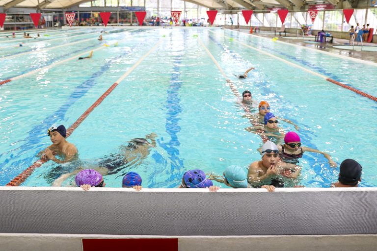 ¡Verano activo en La Florida: Clases de natación e hidrogimnasia!