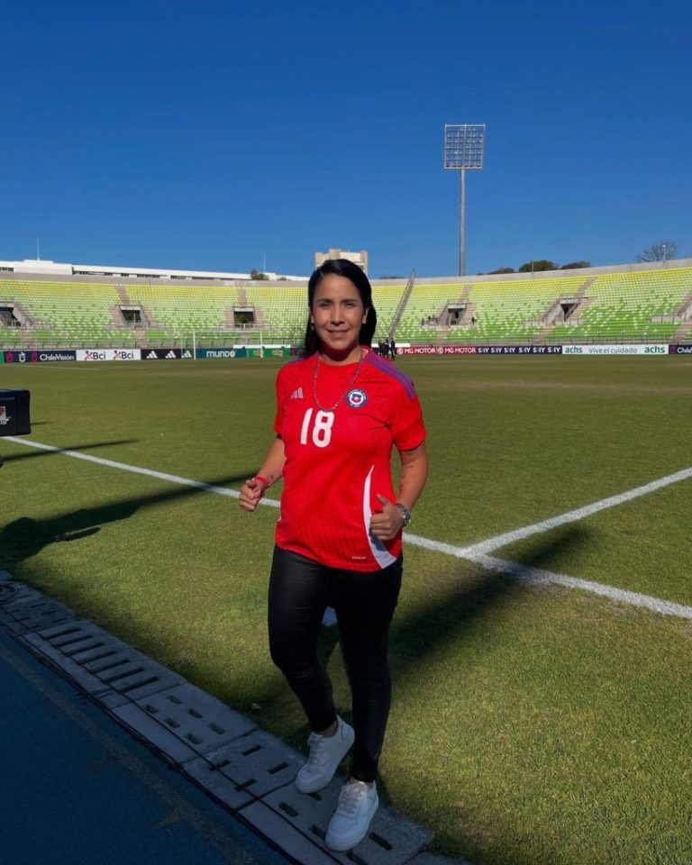 La puentealtina Cari Monteci se presentó en previa de partido de La Roja Femenina