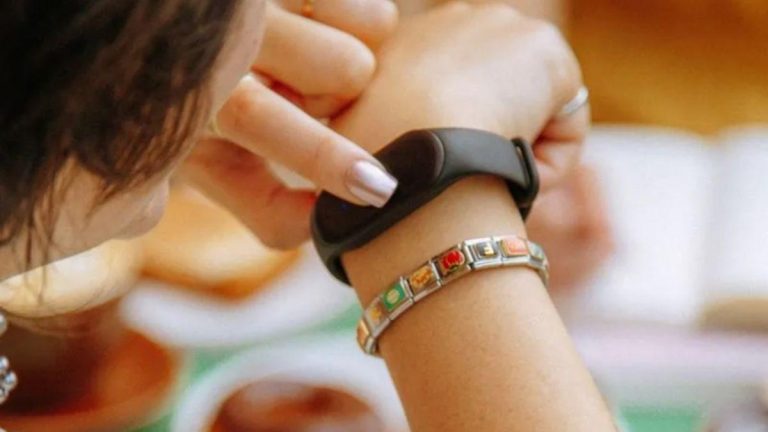 Pulsera Bee AI: Innovadora Tecnología de Wearables con IA que Desafía los Límites de Privacidad 2025-01-12T22:07:52.000Z.jpg