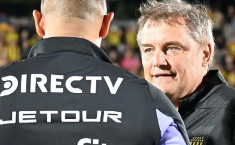 Diego Aguirre Sorprende con Insólita Estrategia en el Amistoso entre Colo Colo y Peñarol: Un Cambio de Oncena que Hizo Historia 2025-01-13T02:49:32.000Z.jpg