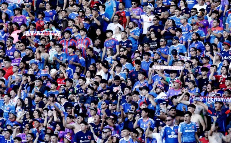 Osvaldo González: Ídolo Azul Apoya a Universidad de Chile desde las Graderías del Ester Roa Rebolledo en Desafío Ante River Plate 2025-01-18T19:35:54.000Z.jpg