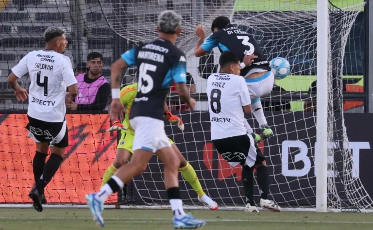 Colo Colo sucumbe ante Racing de Avellaneda: un desafiante inicio de pretemporada en el centenario del Cacique 2025-01-18T23:33:31.000Z.jpg