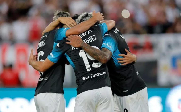 Racing Club humilla a Colo Colo con goleada 0-3: Santiago Solari brilla como estrella emergente 2025-01-19T14:39:10.000Z.jpg