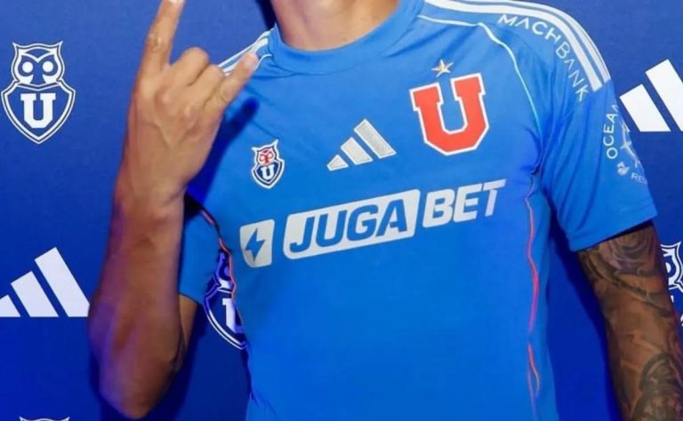 Universidad de Chile revela su nueva camiseta 2025 y sorprende con indumentaria alternativa roja para los partidos de visitante 2025-01-25T17:33:24.000Z.jpg