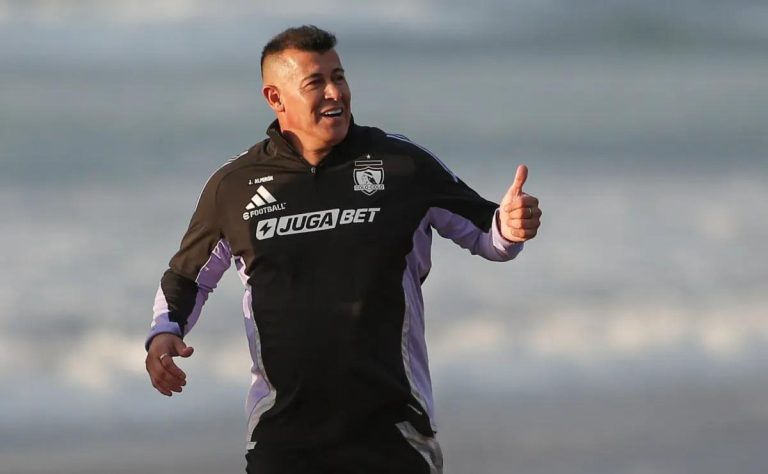 Colo Colo enfrenta el reto de la sobrepoblación en el mediocampo para la temporada 2025, con Arturo Vidal como único titular indiscutido según el técnico Almirón. 2025-01-29T18:38:57.000Z.jpg
