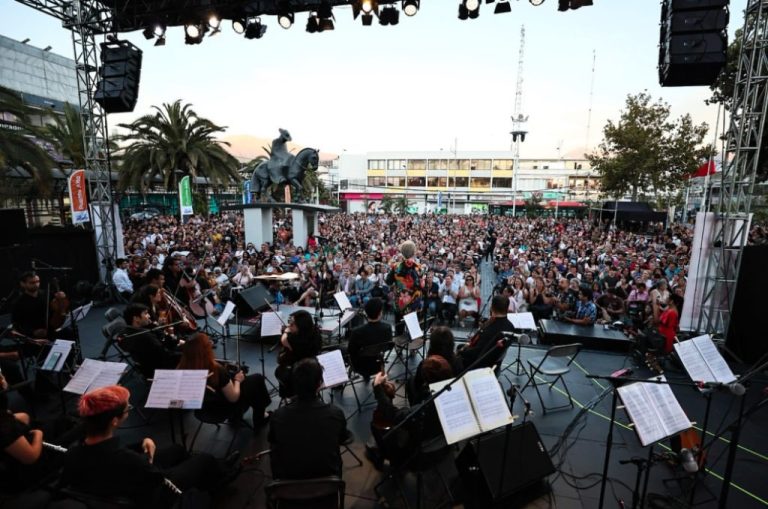Cultura y memoria histórica brillan en la Plaza de Puente Alto con Cantata de Santa María