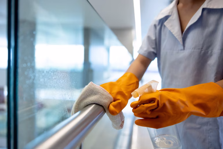 OMIL de La Florida y Aramark abren 40 vacantes laborales para auxiliares de limpieza