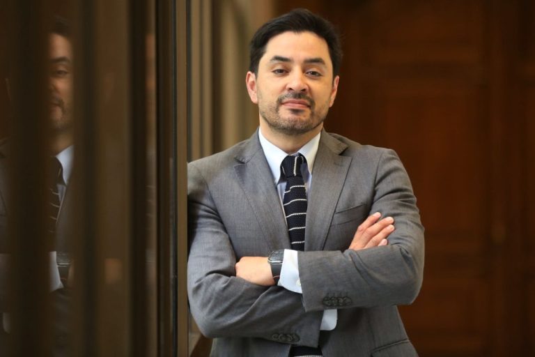 Diputado Carter (UDI) denuncia aumento de mujeres en lista de espera para reconstrucción mamaria en el Hospital Sótero del Río