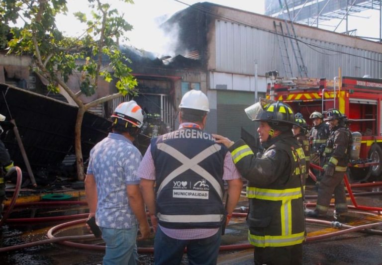 Incendio afecta al restaurante peruano Fortaleza en Puente Alto: Importantes pérdidas materiales
