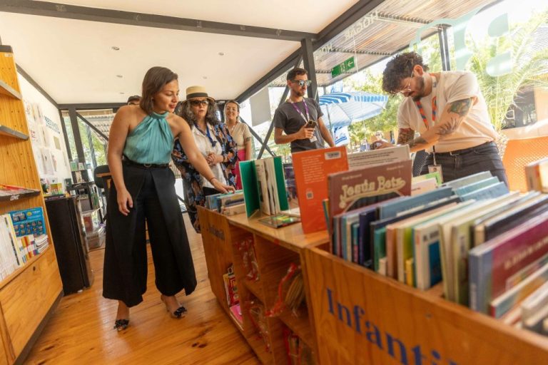 Ministra de las Culturas visitó bibliopiscina de Puente Alto en el marco de Biblioverano 2025
